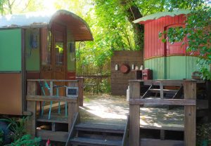 Le campement de roulottes Philomène, gîte de charme en Ardèche méridionale