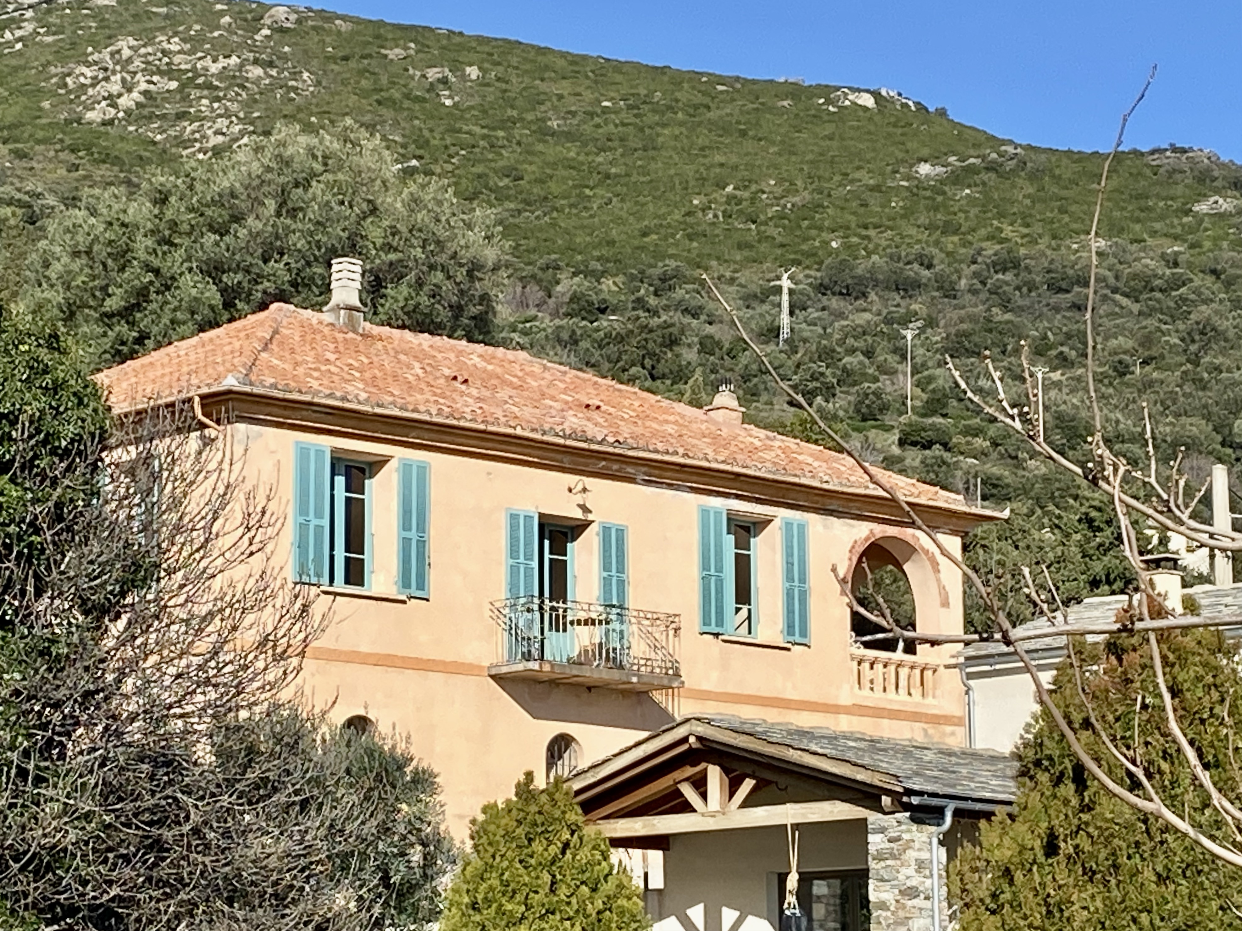 La Casetta du Cap - Extérieur, la maison adossée à la montagne