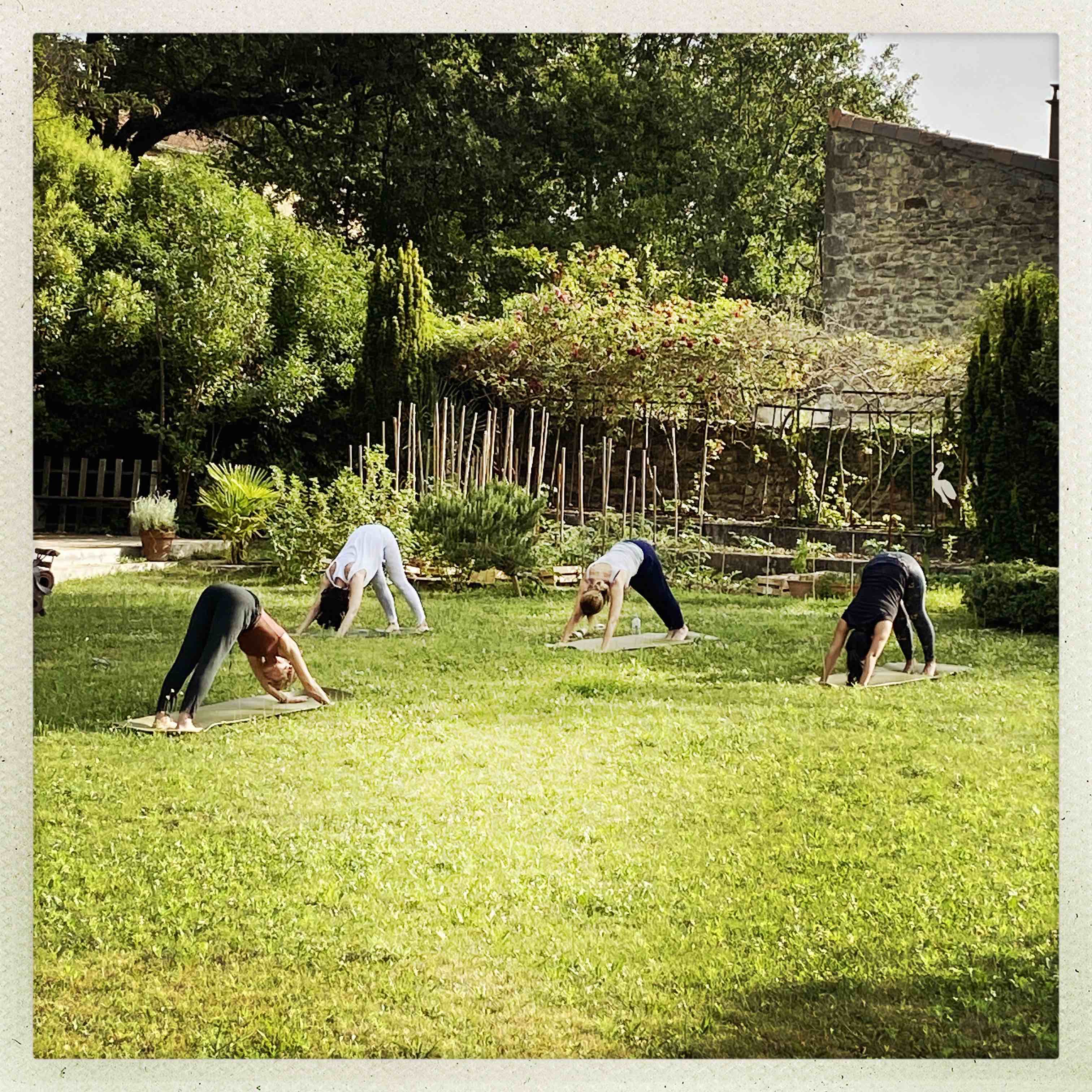 Château d'Uzer Yoga sur la pelouse